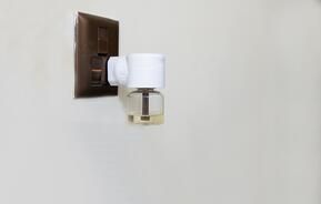 prise anti-moustique branchée sur un mur