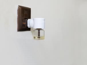 prise anti-moustique branchée sur un mur